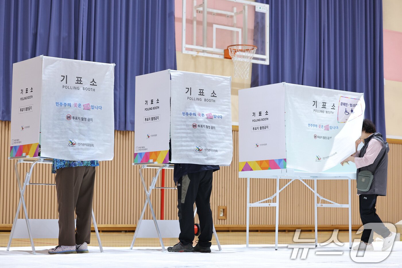본문 이미지 - 제9회 전국동시지방선거 및 국회의원 재·보궐 선거 시작된 3일 충남 보령시 대천여자고등학교에 마련된 투표소에서 유권자들이 투표하고 있다. 2026.6.3 ⓒ 뉴스1 신웅수 기자