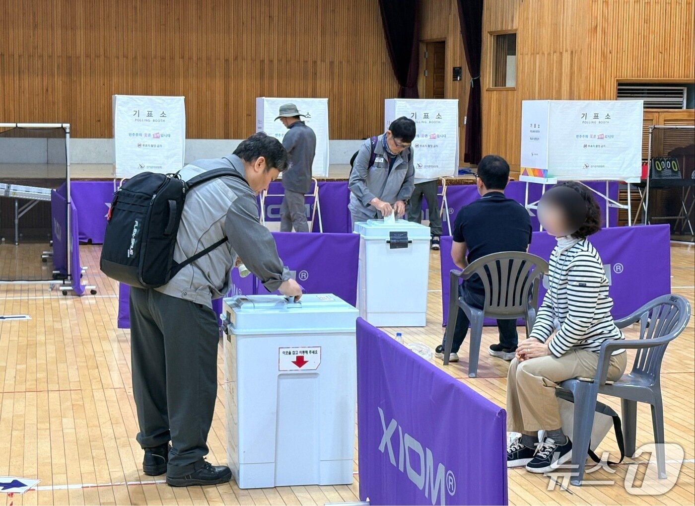 본문 이미지 - 조선소 노동자들이 거제 장평초에 마련된 투표소에서 투표하고 있다. 2026.6.3 ⓒ 뉴스1 강미영 기자
