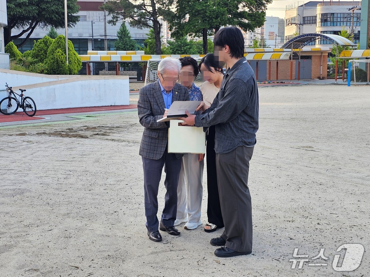 본문 이미지 - 방송 3사 출구조사 요원들이 진주시 신안동 제2투표소에서 투표를 마친 유권자에게 출구 조사를 하고 있다. 2026.6.3 ⓒ 뉴스1 한송학 기자