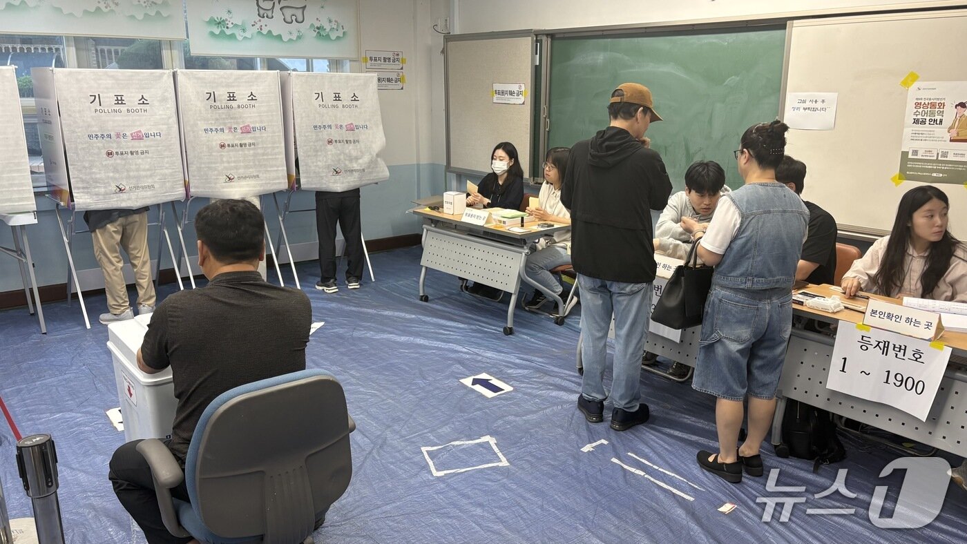 본문 이미지 - 창원 안남초등학교에 마련된 투표소에서 유권자들이 투표하고 있다. 2026.6.3 ⓒ 뉴스1 강정태 기자