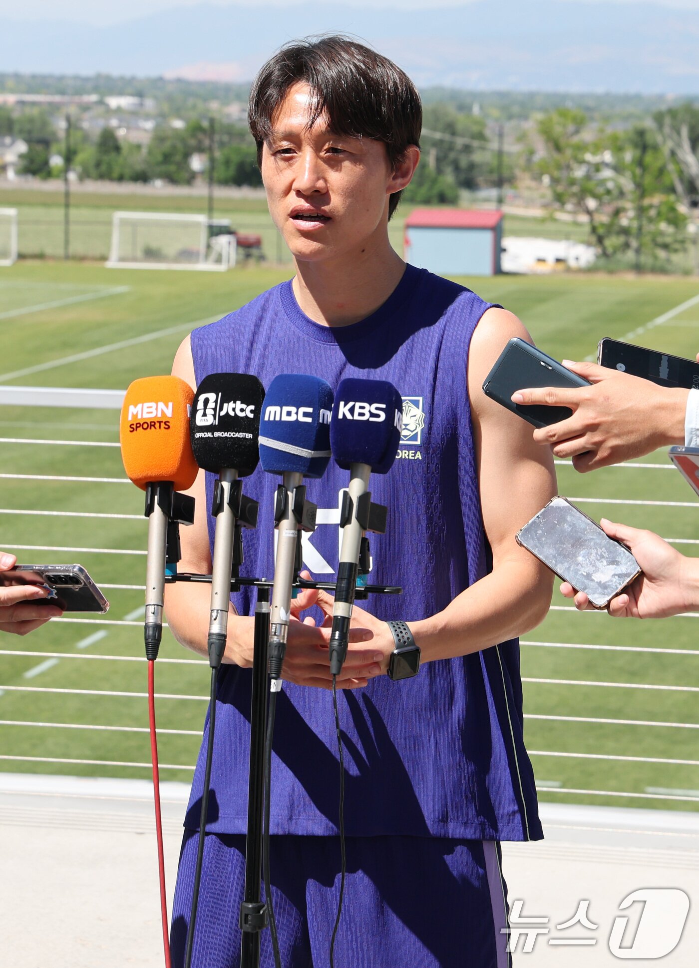 본문 이미지 - 대한민국 축구대표팀 이재성이 2일(현지시간) 미국 유타주 헤리먼에 위치한 자이언스뱅크 트레이닝센터에서 훈련에 앞서 인터뷰를 하고 있다. 2026.6.3 ⓒ 뉴스1 임세영 기자