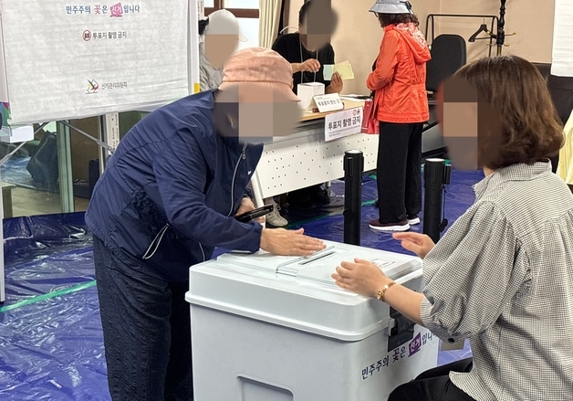 “지역 발전을 위해 한 표”…투표 시작 전부터 '오픈런'