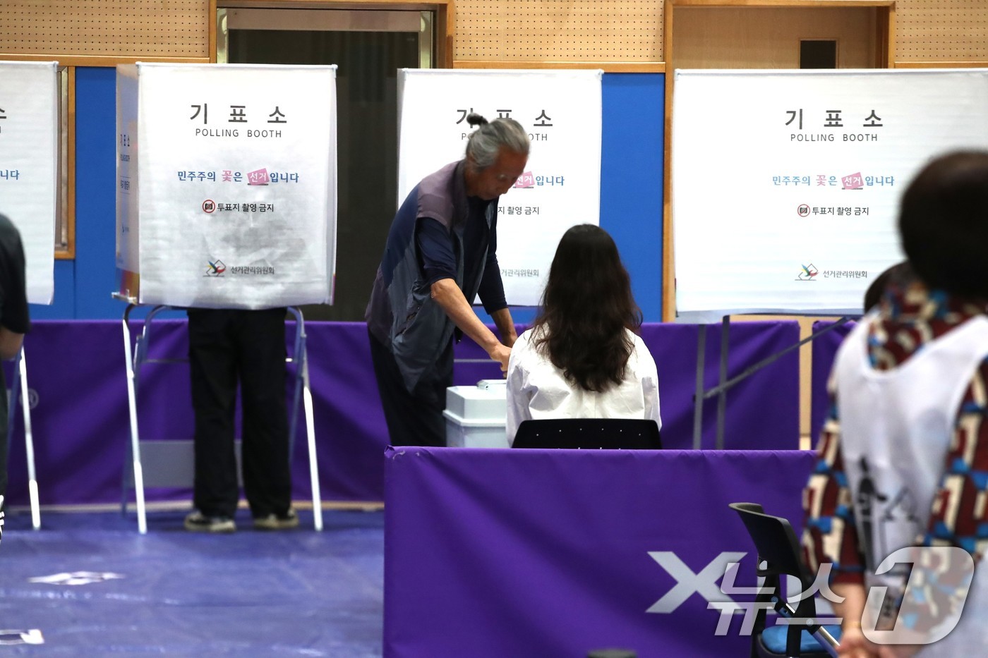 (안동=뉴스1) 신성훈 기자 = 3일 오전 경북 안동시 정하동 강남초등학교에 설치된 강남 제2 투표소에 이른 시간 유권자들이 투표를 하고 있다.2026.6.3/뉴스1