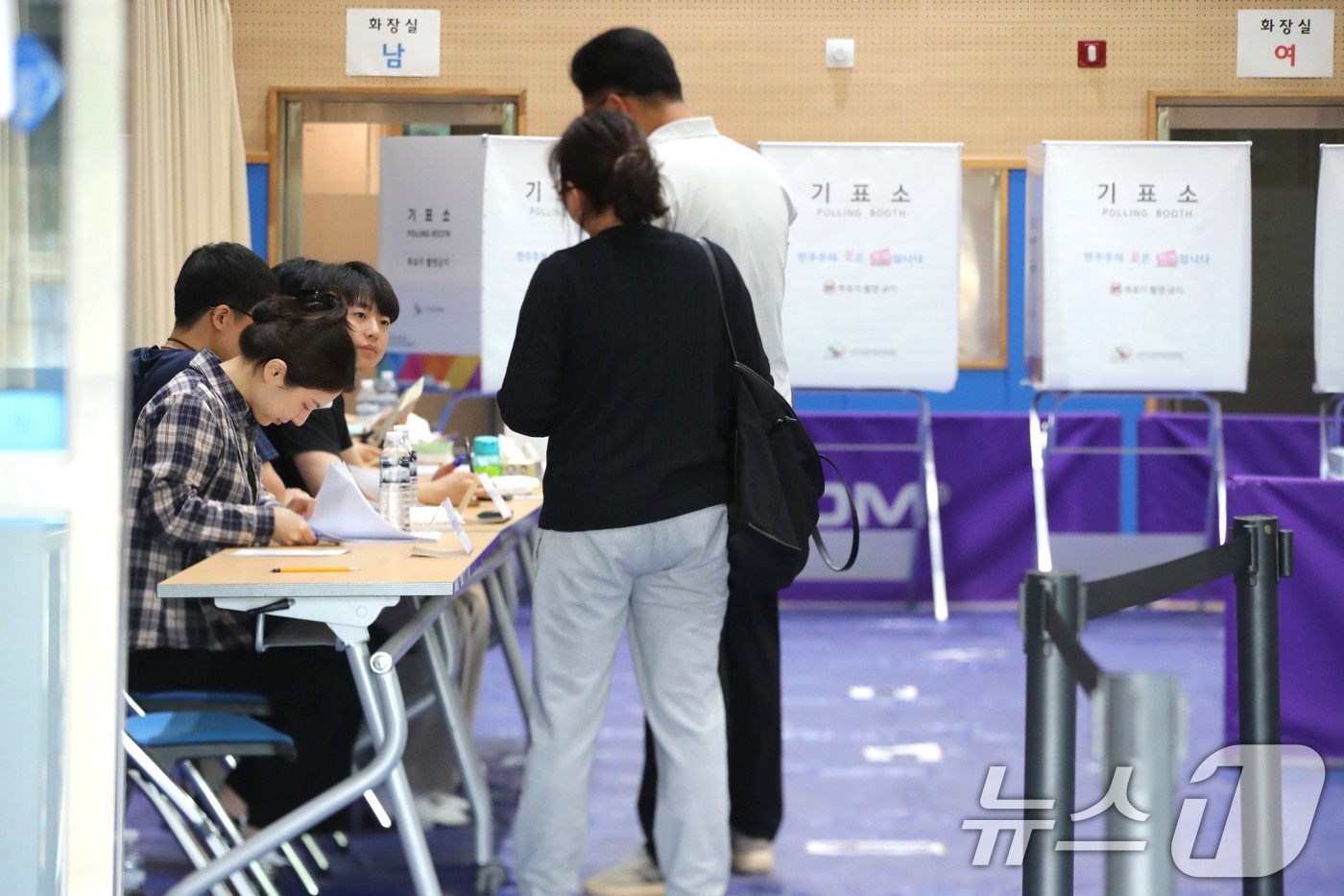 (안동=뉴스1) 신성훈 기자 = 3일 오전 경북 안동시 정하동 강남초등학교에 설치된 강남 제2 투표소에 이른 시간 유권자들이 투표를 하고 있다.2026.6.3/뉴스1
