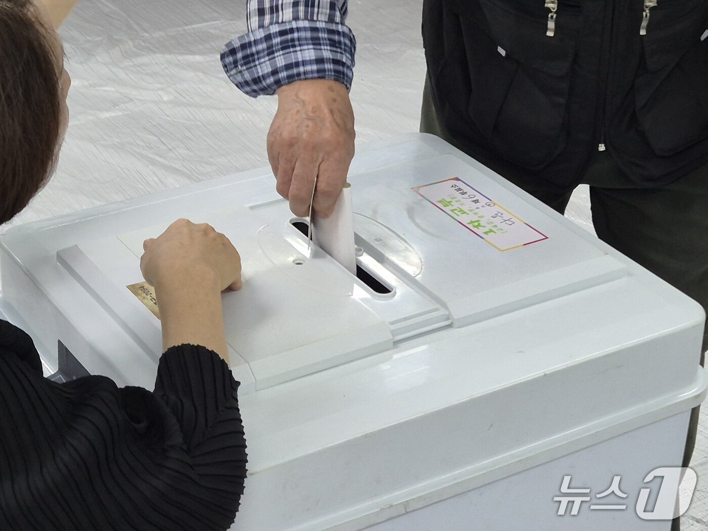 본문 이미지 - 울산 중구 다운동의 한 주민이 제9회 전국동시지방선거와 국회의원 재·보궐 선거가 열린 3일 오전 6시께 중구 다운동 제6투표소에서 기표를 마친 뒤 투표함에 표를 넣고 있다. 2026.6.3 ⓒ 뉴스1 박정현 기자