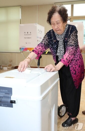 본문 이미지 - 전주지역 고령자 김계순(20년생, 106세) 씨가 3일 전북 전주시 삼천3동 주민센터에 마련된 삼천3동 제1투표소를 찾아 투표를 하고 있다. 2026.6.3 ⓒ 뉴스1 유경석 기자