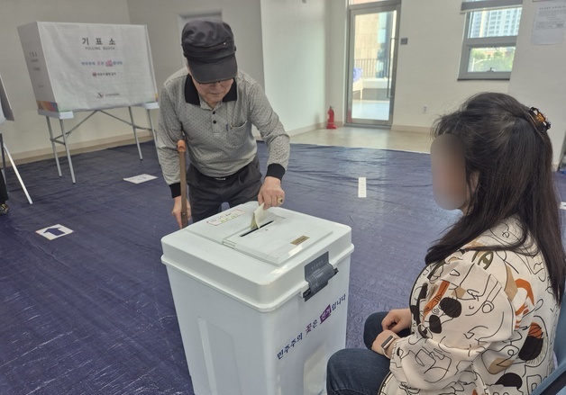 "나라가 올바르게 굴러갔으면"…인천 투표소 새벽부터 유권자 발길