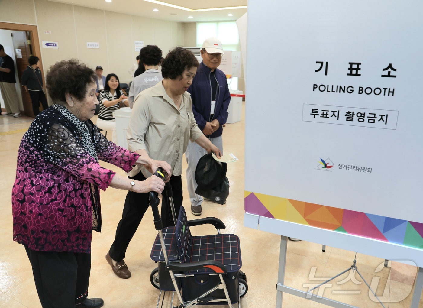 (전주=뉴스1) 유경석 기자 = 전주지역 고령자 김계순(20년생, 106세) 씨가 3일 전북 전주시 삼천3동 주민센터에 마련된 삼천3동 제1투표소를 찾아 투표를 하고 있다. 202 …