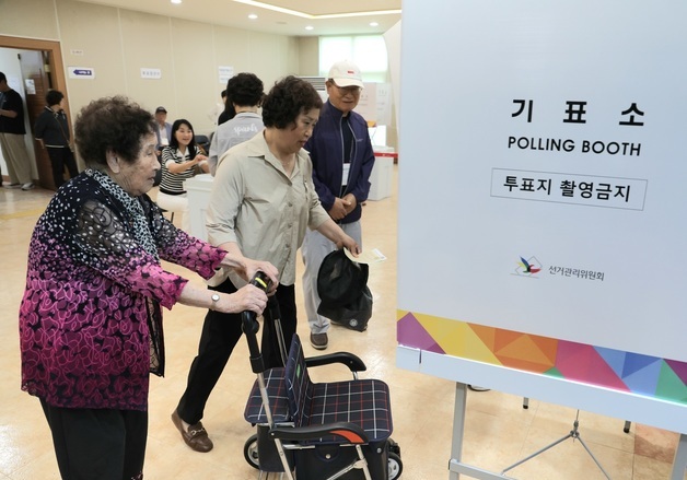 전북지사 초접전에 투표율 '들썩'…30년만에 70% 넘나