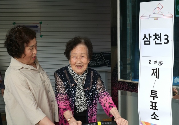 딸과 함께 투표 마치고 나서는 어르신