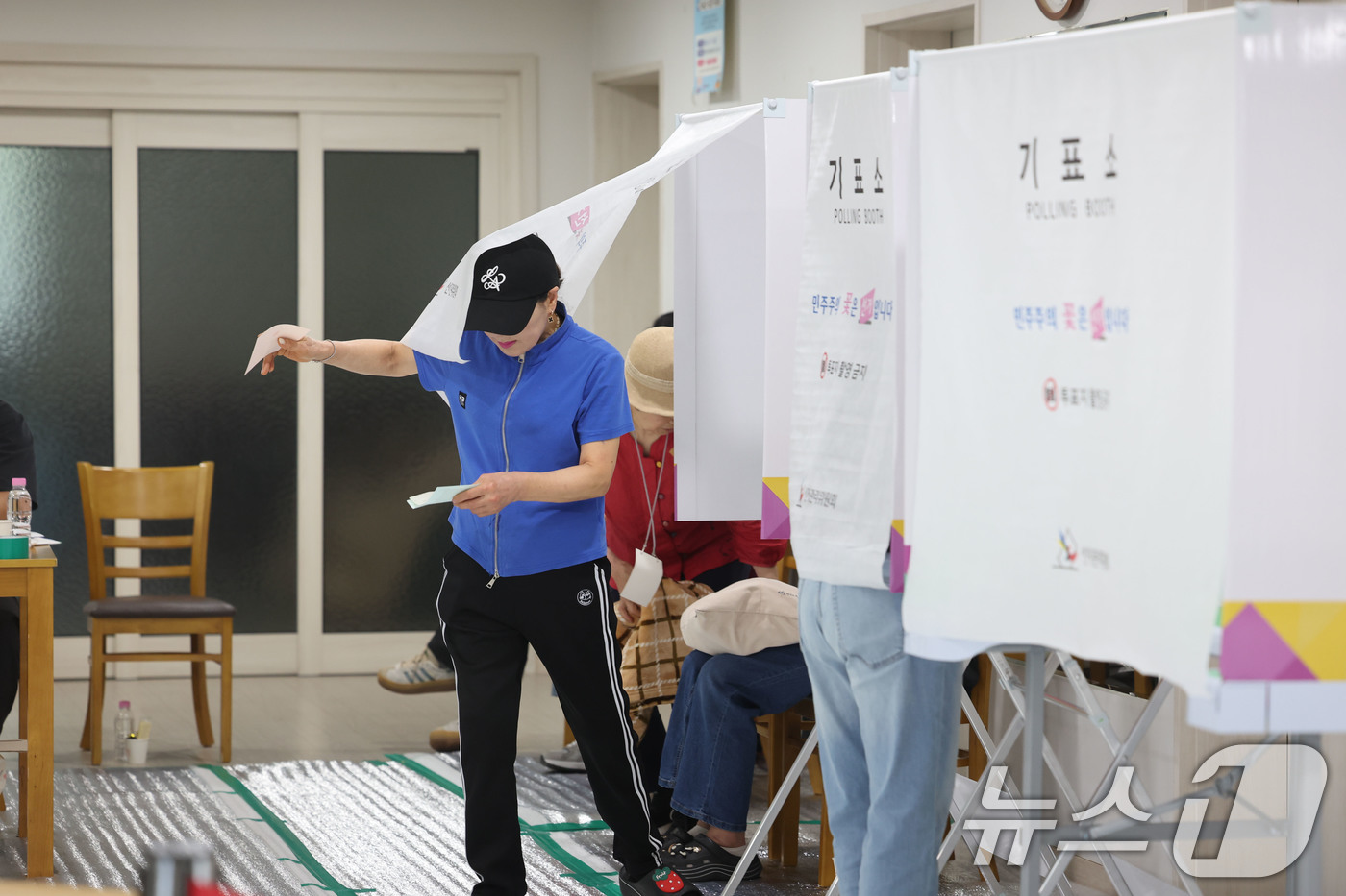 (광주=뉴스1) 박지현 기자 = 제 9회 전국동시지방선거일인 3일 광주 동구 계림 제3투표소인 그랜드센트럴 아파트 경로당에서 시민들이 소중한 한 표를 행사하고 있다. 2026.6. …
