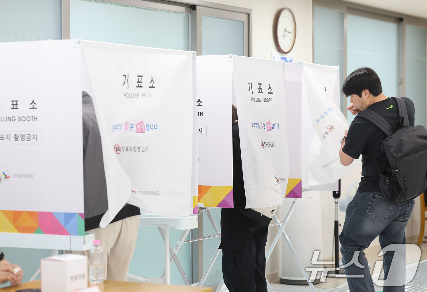 (광주=뉴스1) 박지현 기자 = 제 9회 전국동시지방선거일인 3일 광주 동구 계림 제3투표소인 그랜드센트럴 아파트 경로당에서 시민들이 소중한 한 표를 행사하고 있다. 2026.6. …