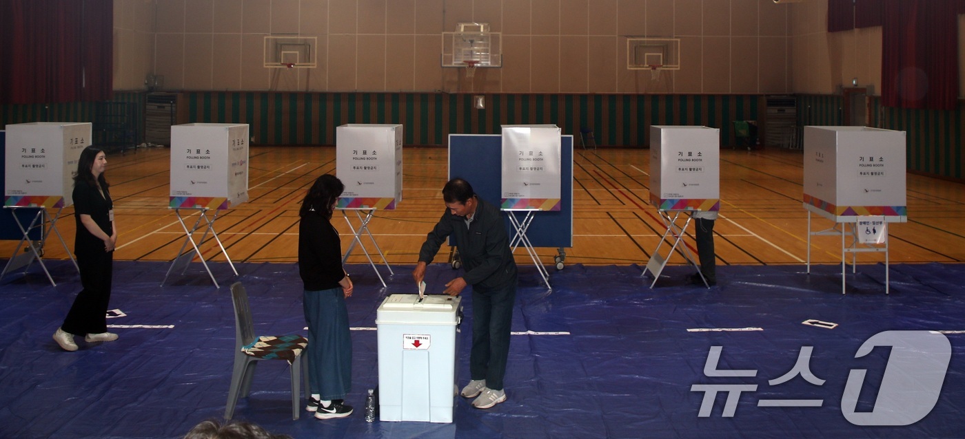(제주=뉴스1) 고동명 기자 = 제9회 전국동시지방선거일인 3일 오전 제주도내 한 투표소에서 도민들이 투표를 하고 있다. 2026.6.3/뉴스1