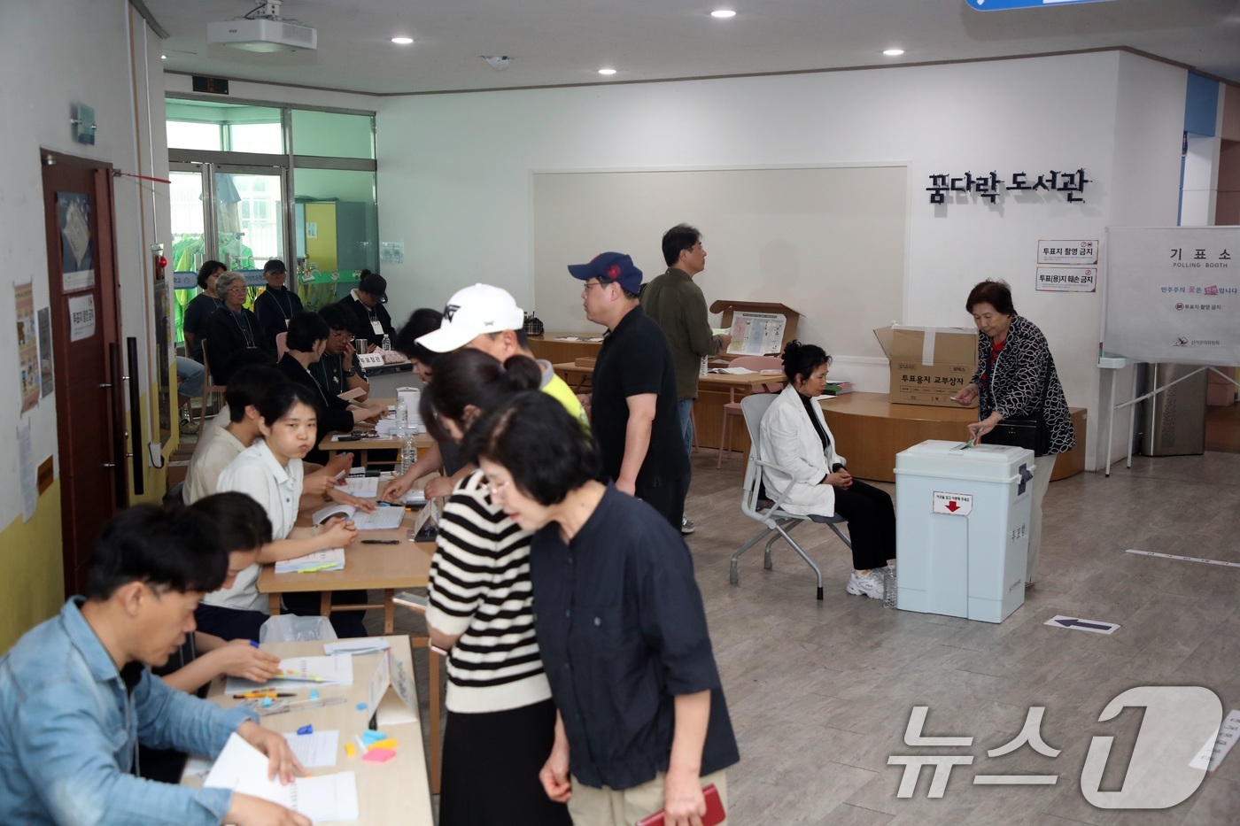 (제주=뉴스1) 고동명 기자 = 제9회 전국동시지방선거일인 3일 오전 제주도내 한 투표소에서 도민들이 투표를 하고 있다. 2026.6.3/뉴스1