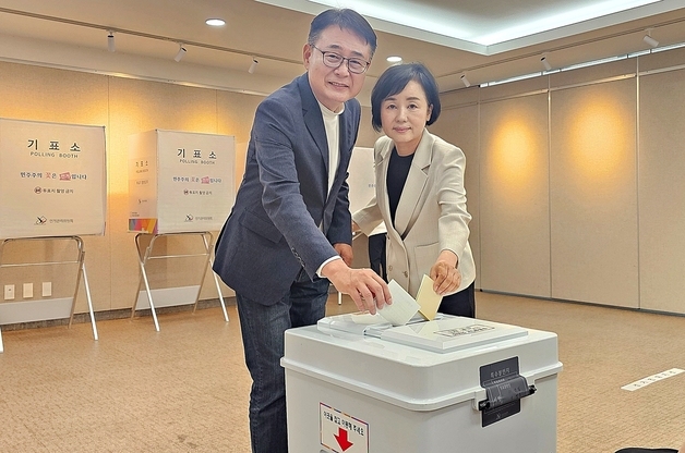 투표하는 이민표 증평군수 후보 부부