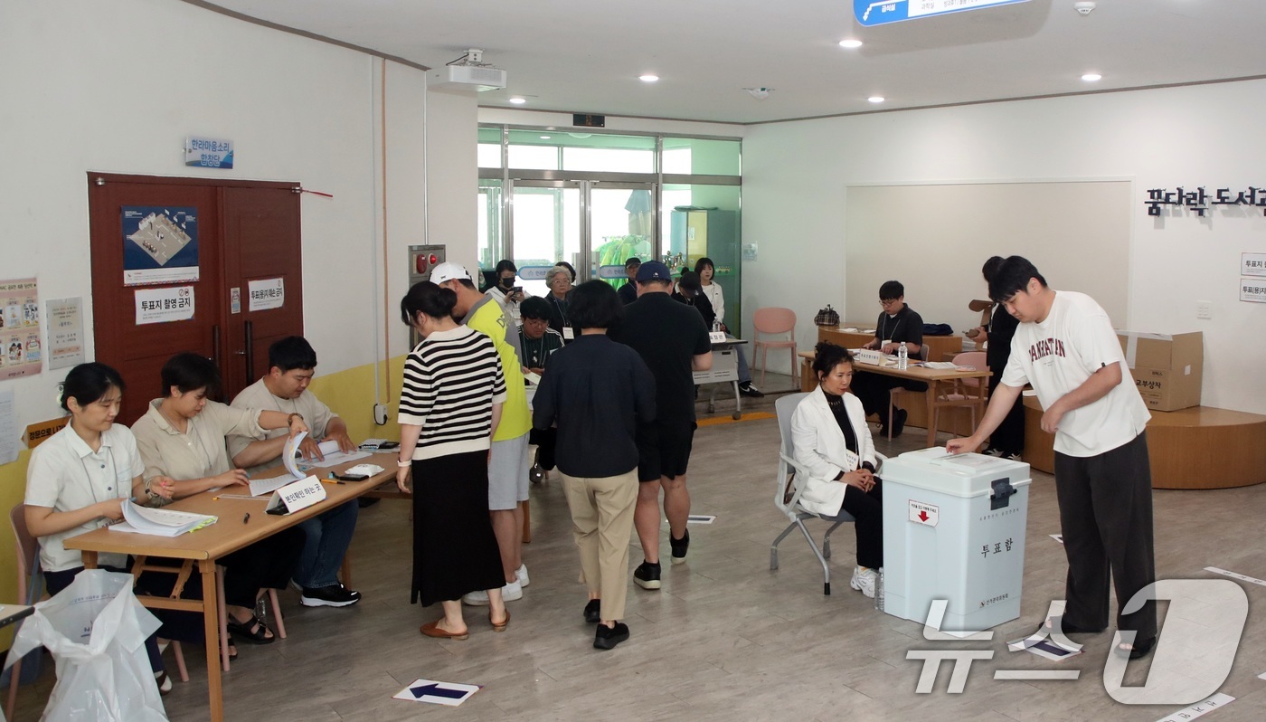 (제주=뉴스1) 고동명 기자 = 제9회 전국동시지방선거일인 3일 오전 제주도내 한 투표소에서 도민들이 투표를 하고 있다. 2026.6.3/뉴스1