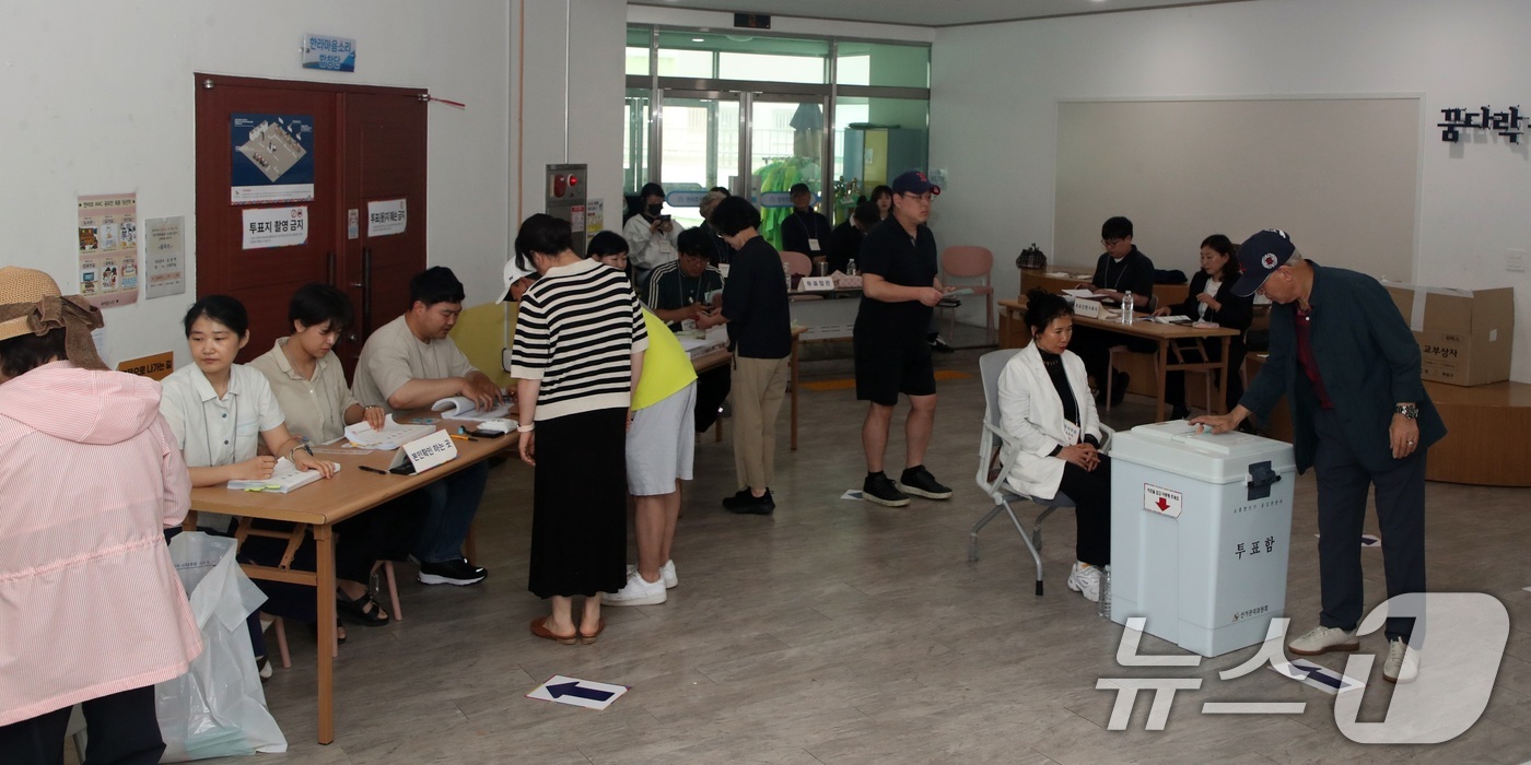 (제주=뉴스1) 고동명 기자 = 제9회 전국동시지방선거일인 3일 오전 제주도내 한 투표소에서 도민들이 투표를 하고 있다. 2026.6.3/뉴스1