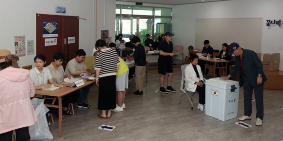 투표하는 제주도민들