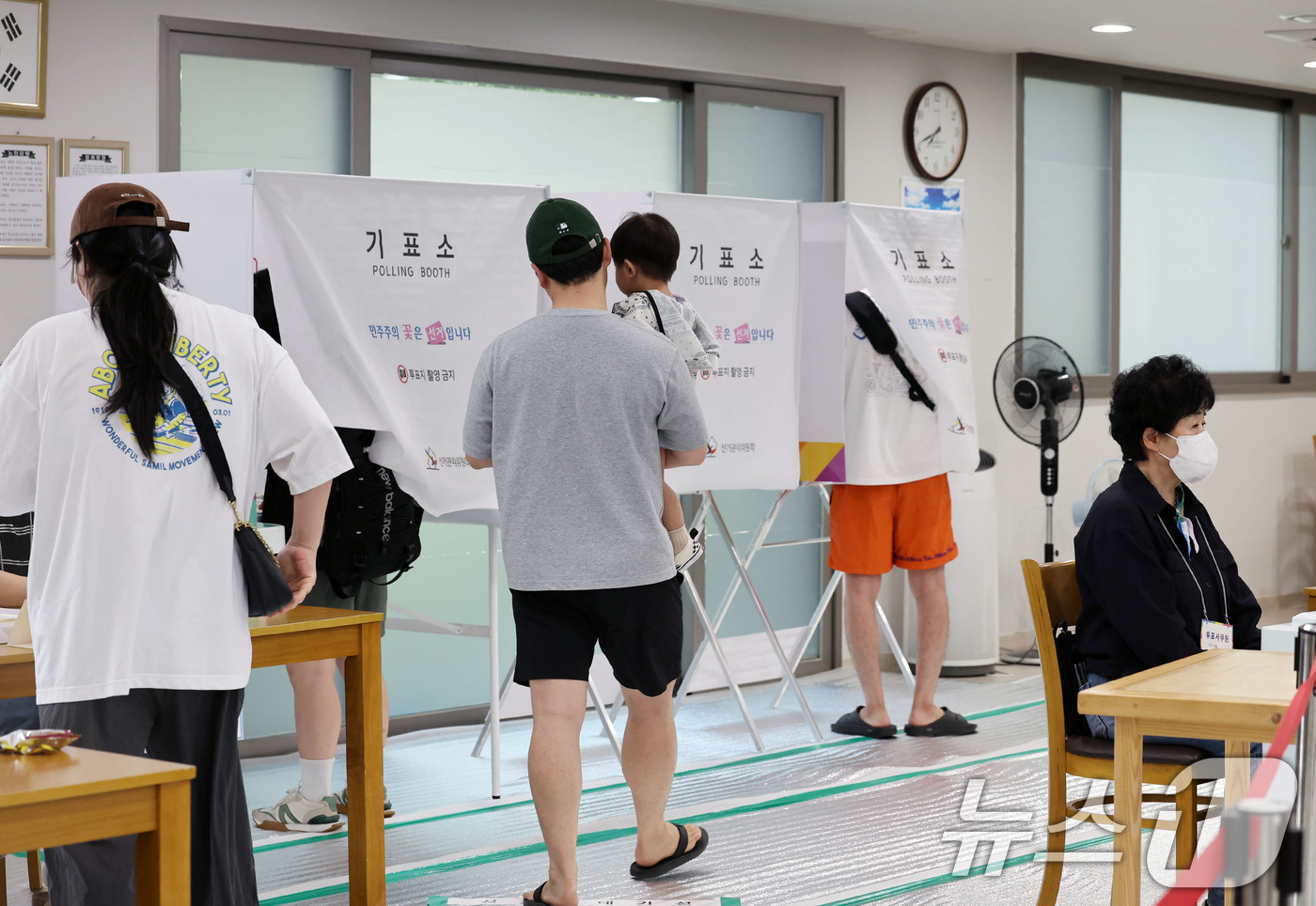 (광주=뉴스1) 박지현 기자 = 제 9회 전국동시지방선거일인 3일 광주 동구 계림 제3투표소인 그랜드센트럴 경로당에서 시민들이 소중한 한 표를 행사하고 있다. 2026.6.3/뉴스 …