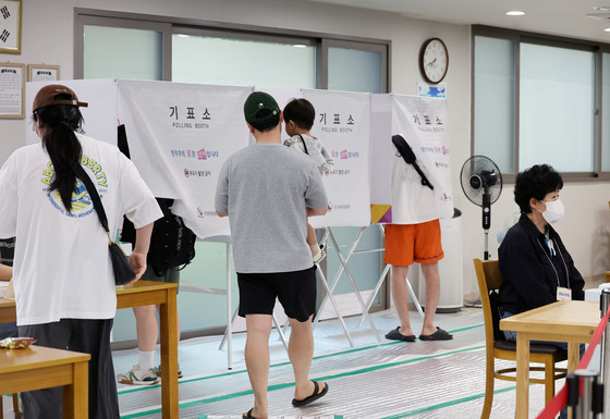 [투표율] 지방선거 오전 9시 현재 7.4%…직전 지선比 1.4%p ↑