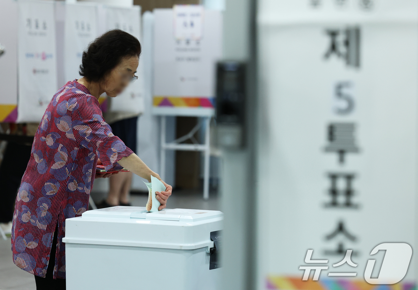(서울=뉴스1) 오대일 기자 = 제9회 전국동시지방선거 및 국회의원 재·보궐 선거가 시작된 3일 오전 서울 동작구 상도4동주민센터에 마련된 투표소에서 유권자들이 소중한 한 표를 행 …