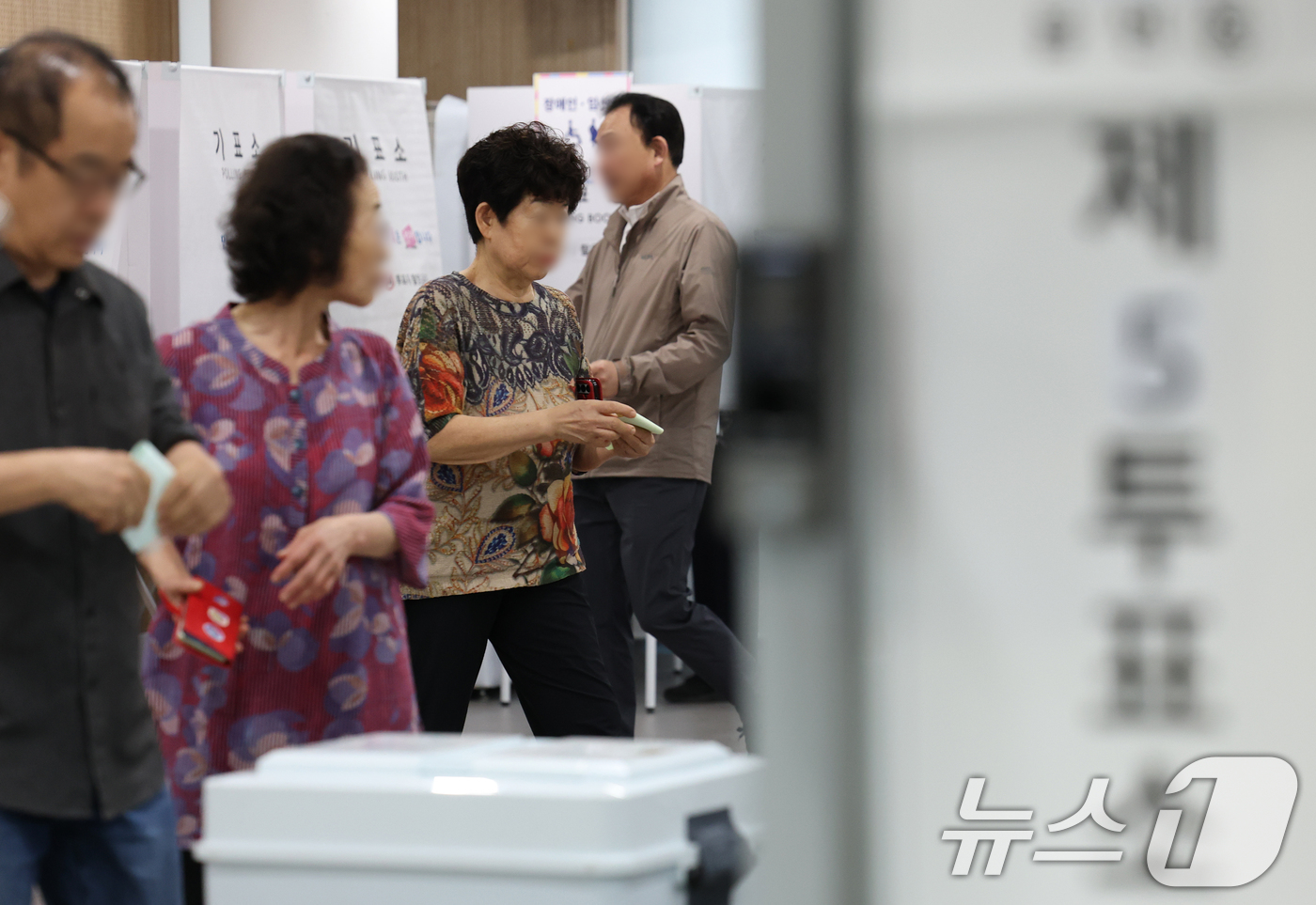 (서울=뉴스1) 오대일 기자 = 제9회 전국동시지방선거 및 국회의원 재·보궐 선거가 시작된 3일 오전 서울 동작구 상도4동주민센터에 마련된 투표소에서 유권자들이 소중한 한 표를 행 …