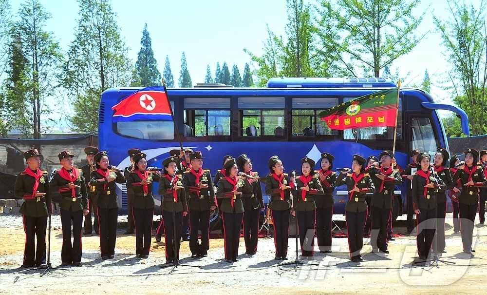 (평양 노동신문=뉴스1) = 북한 노동당 기관지 노동신문은 3일 남포혁명학원 원아들이 남포시 대안구역 지방발전정책 대상 건설장에서 경제선동 활동을 벌였다고 보도했다. 원아들은 합창 …