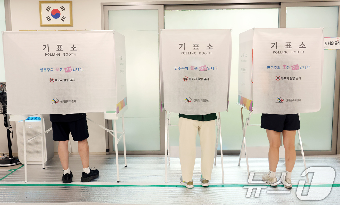 (광주=뉴스1) 박지현 기자 = 제 9회 전국동시지방선거일인 3일 광주 동구 계림 제3투표소인 그랜드센트럴 경로당에서 시민들이 한 표를 행사하고 있다. 2026.6.3/뉴스1