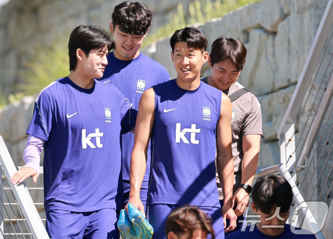 (헤리먼(유타주)=뉴스1) 임세영 기자 = 대한민국 축구대표팀 손흥민, 설영우 등이 2일(현지시간) 미국 유타주 헤리먼에 위치한 자이언스뱅크 트레이닝센터에서 훈련에 나서고 있다. …