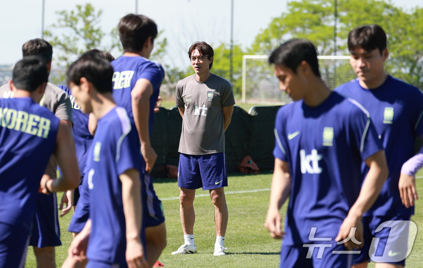 본문 이미지 - 홍명보 대한민국 축구대표팀 감독이 2일(현지시간) 미국 유타주 헤리먼에 위치한 자이언스뱅크 트레이닝센터에서 선수들의 훈련을 지켜보고 있다. 2026.6.3 ⓒ 뉴스1 임세영 기자