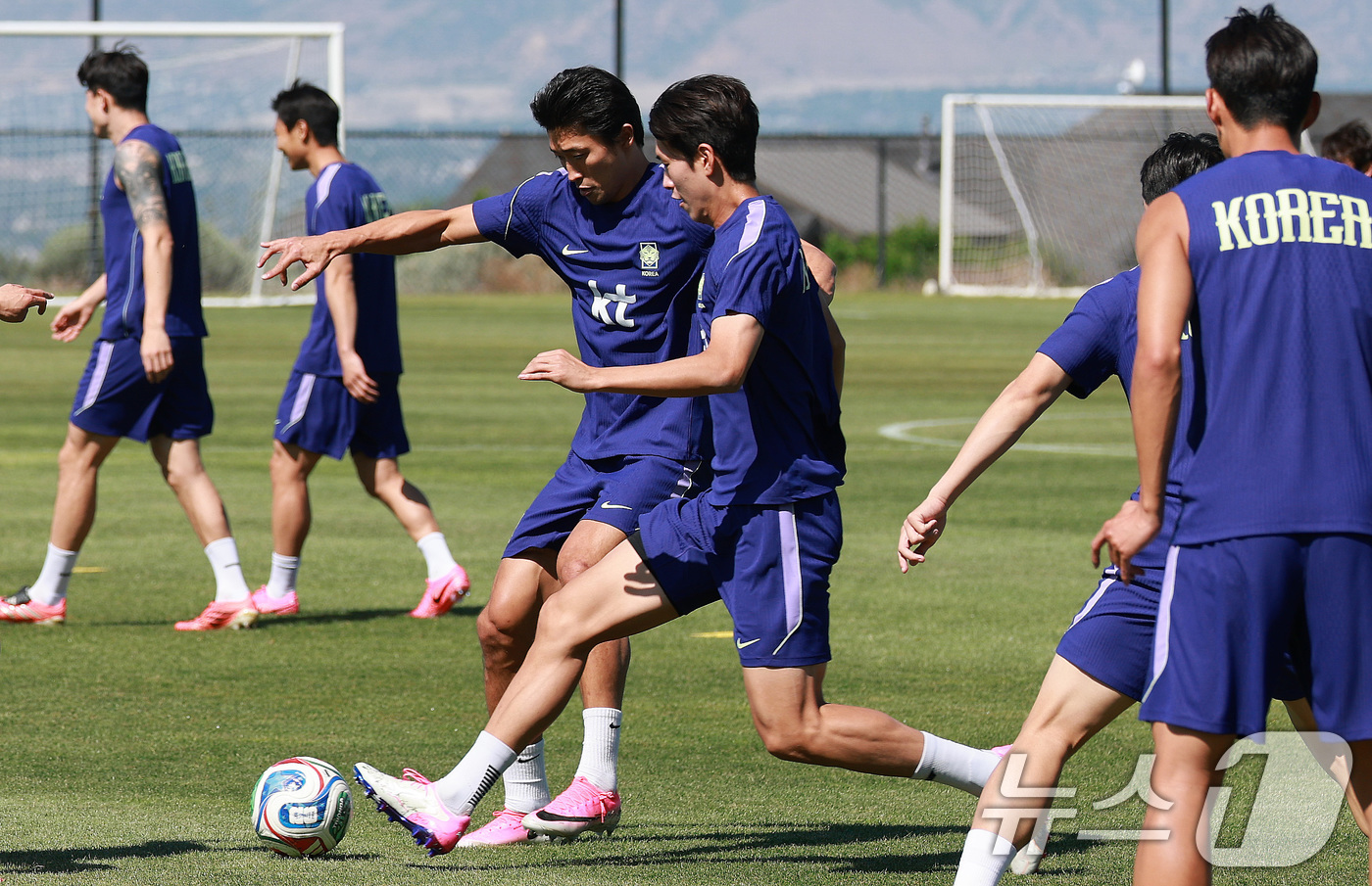 (헤리먼(유타주)=뉴스1) 임세영 기자 = 대한민국 축구대표팀 조규성, 조위제가 2일(현지시간) 미국 유타주 헤리먼에 위치한 자이언스뱅크 트레이닝센터에서 훈련을 하고 있다. 202 …