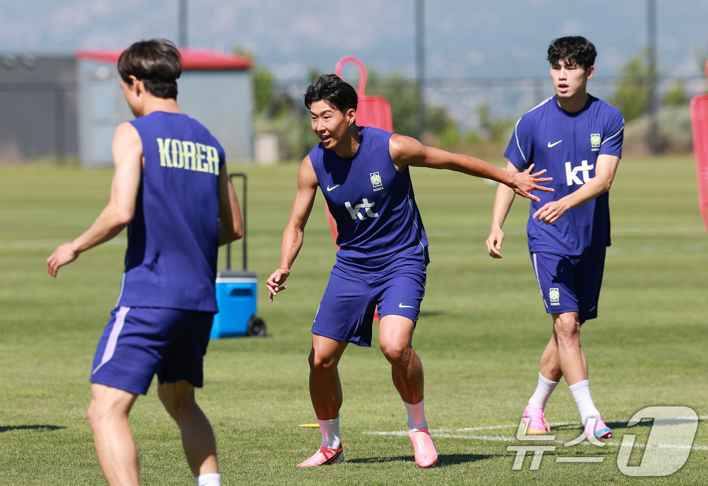 (헤리먼(유타주)=뉴스1) 임세영 기자 = 대한민국 축구대표팀 손흥민이 2일(현지시간) 미국 유타주 헤리먼에 위치한 자이언스뱅크 트레이닝센터에서 훈련을 하고 있다. 2026.6.3 …