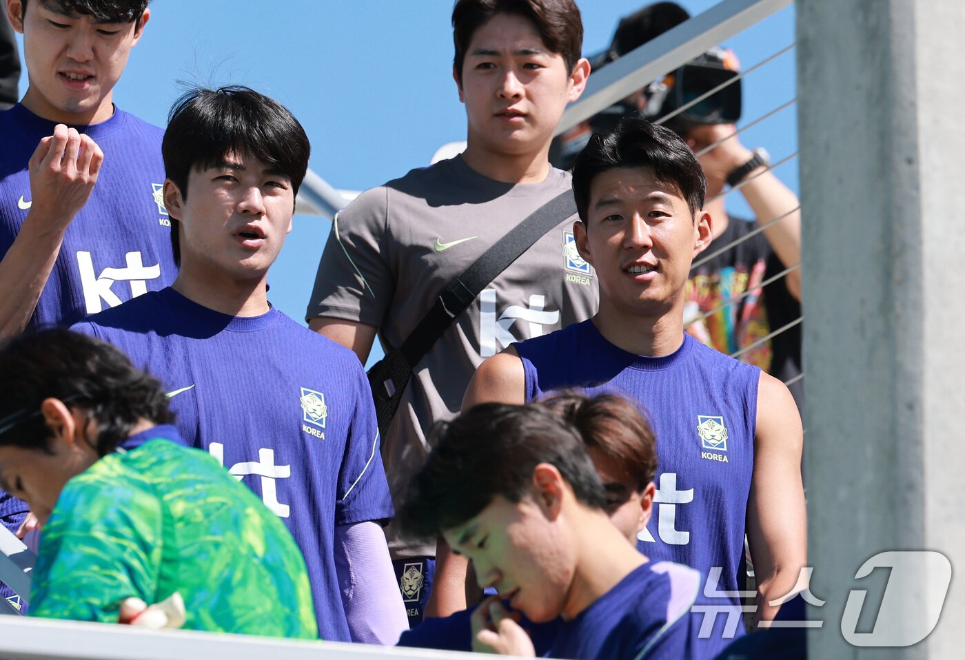 본문 이미지 - 대한민국 축구대표팀 손흥민, 설영우 등이 2일(현지시간) 미국 유타주 헤리먼에 위치한 자이언스뱅크 트레이닝센터에서 훈련에 나서고 있다. 2026.6.3 ⓒ 뉴스1 임세영 기자