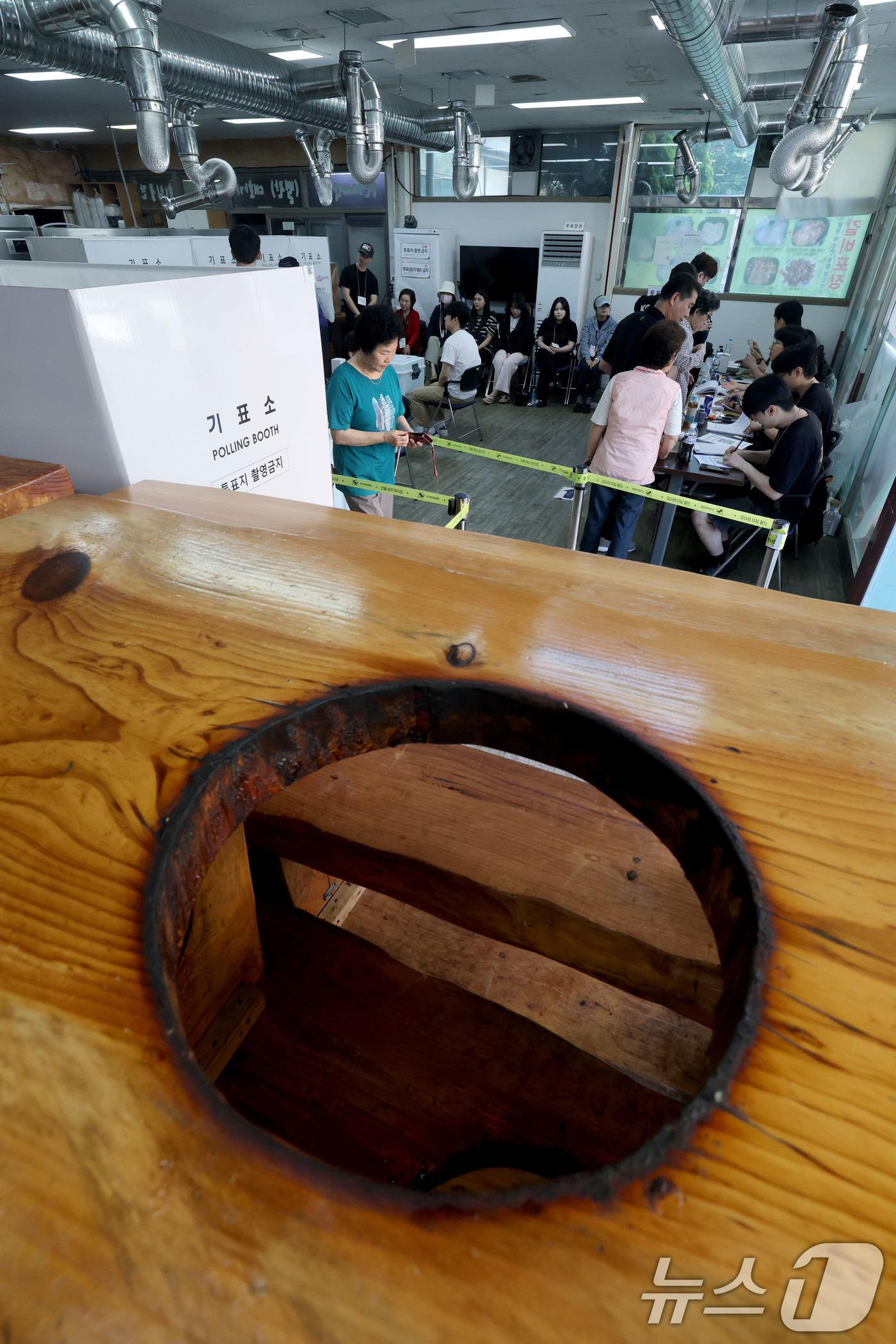 (광명=뉴스1) 이광호 기자 = 제9회 전국동시지방선거일인 3일 오전 경기 광명시 소하동 상상초월돼지갈비 식당에 마련된 소하2동 제4투표소를 찾은 유권자들이 소중한 한표를 행사하고 …