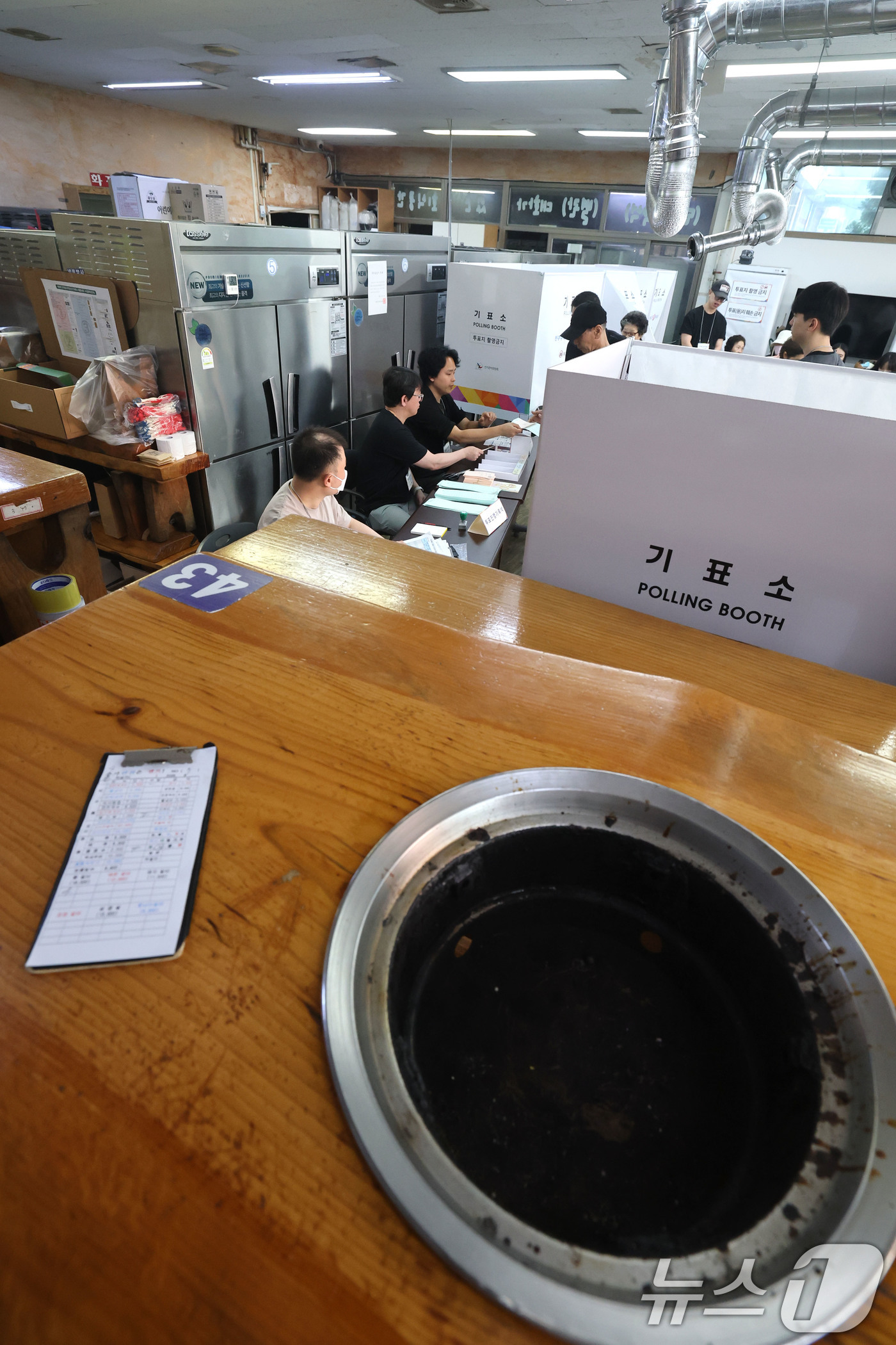 (광명=뉴스1) 이광호 기자 = 제9회 전국동시지방선거일인 3일 오전 경기 광명시 소하동 상상초월돼지갈비 식당에 마련된 소하2동 제4투표소를 찾은 유권자들이 소중한 한표를 행사하고 …