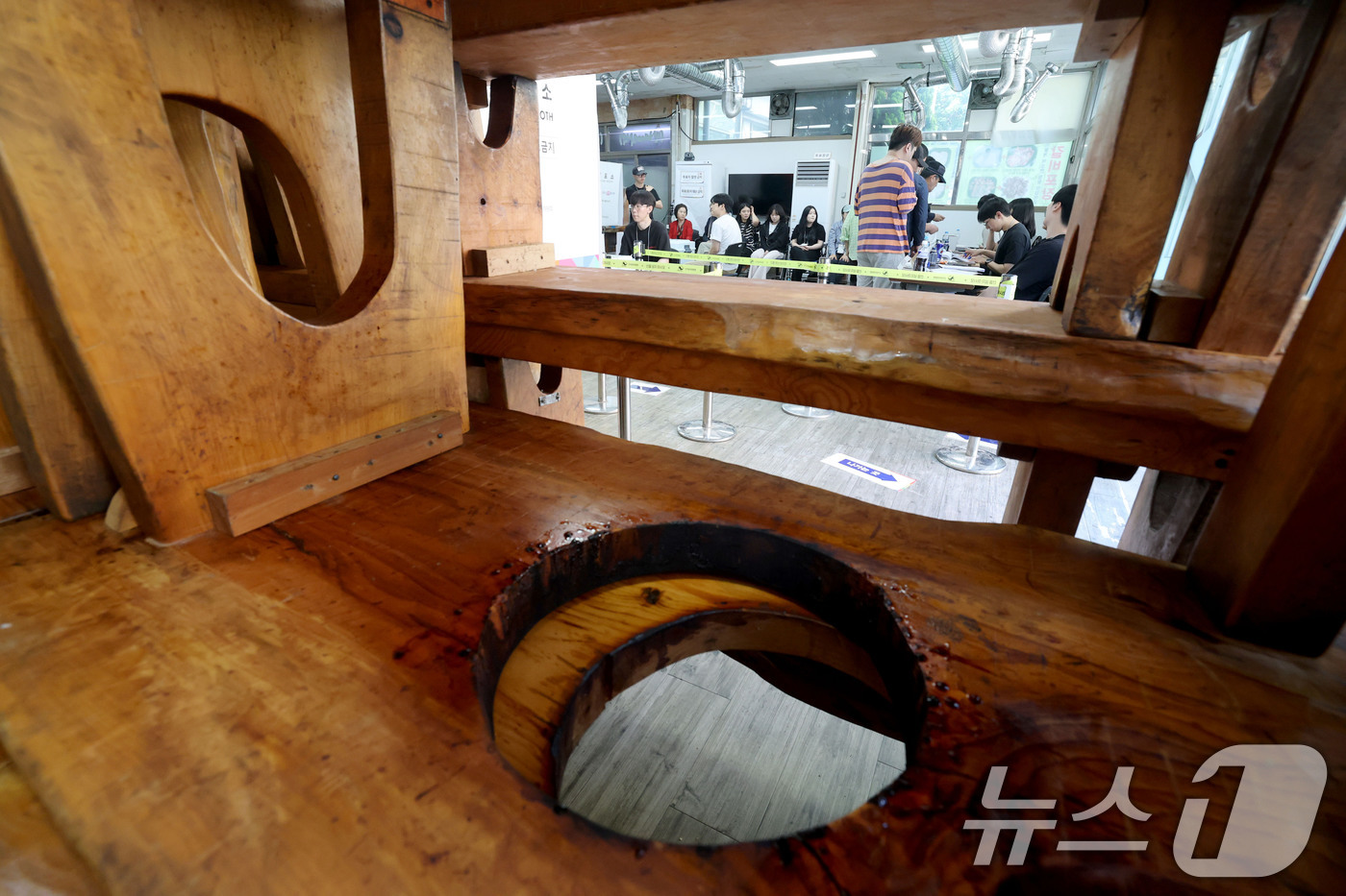 (광명=뉴스1) 이광호 기자 = 제9회 전국동시지방선거일인 3일 오전 경기 광명시 소하동 상상초월돼지갈비 식당에 마련된 소하2동 제4투표소를 찾은 유권자들이 소중한 한표를 행사하고 …