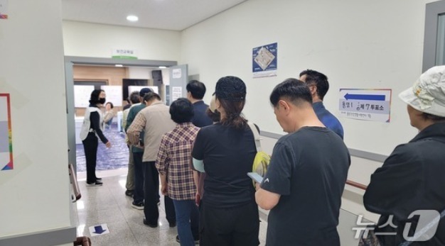 "아침잠 반납, 5시30분부터 기다렸어요"…전국 투표소 '오픈런'(종합)