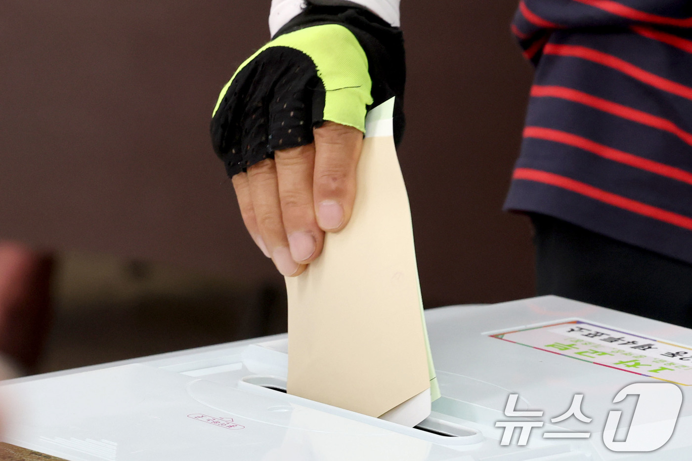 (광명=뉴스1) 이광호 기자 = 제9회 전국동시지방선거일인 3일 오전 경기 광명시 소하동 상상초월돼지갈비 식당에 마련된 소하2동 제4투표소를 찾은 유권자들이 소중한 한표를 행사하고 …