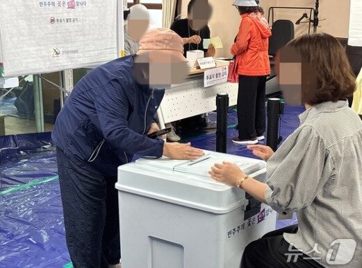 본문 이미지 - 부산 부산진구의 한 아파트 경로당에 마련된 투표소에서 80대 어르신이 투표를 하는 모습 2026.6.3 ⓒ 뉴스1 홍윤 기자