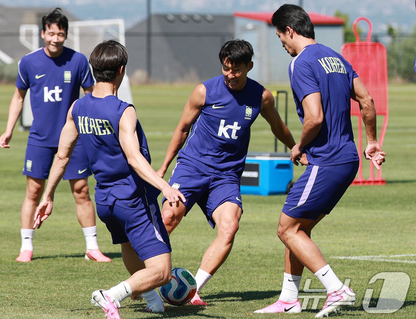 본문 이미지 - 대한민국 축구대표팀 손흥민, 이재성, 조규성 등이 2일(현지시간) 미국 유타주 헤리먼에 위치한 자이언스뱅크 트레이닝센터에서 훈련을 하고 있다. 2026.6.3 ⓒ 뉴스1 임세영 기자