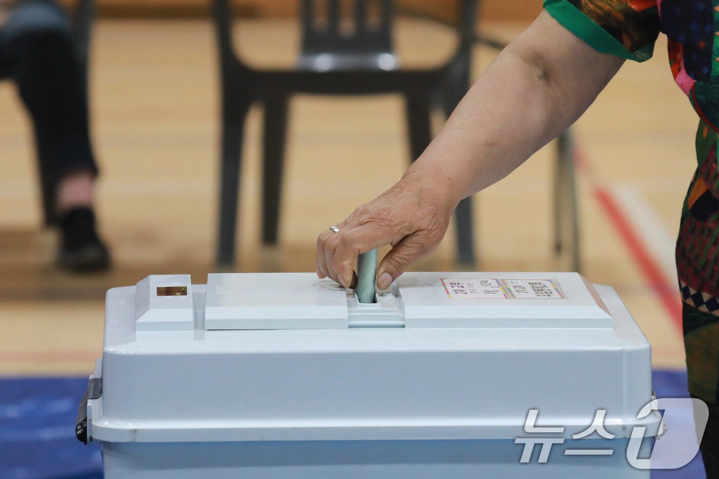 본문 이미지 - 6·3 전국동시지방선거일인 3일 충북 청주시 청원구 우암초등학교 강당에서 유권자들이 소중한 한 표를 행사하고 있다. 2026.6.3 ⓒ 뉴스1 김용빈 기자