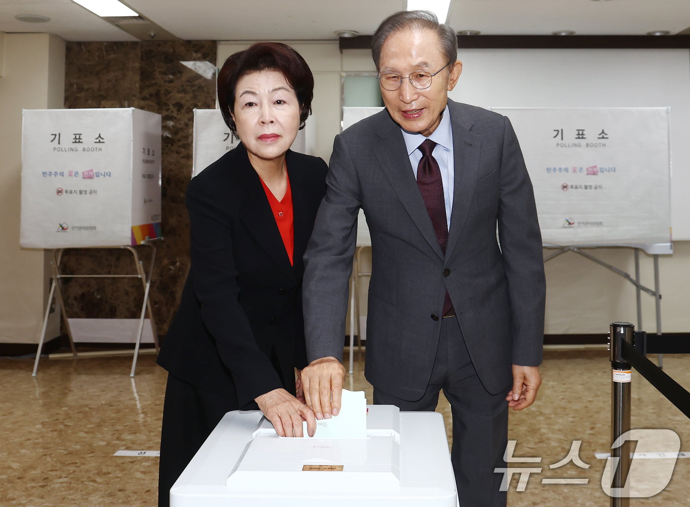 (서울=뉴스1) 김민지 기자 = 이명박 전 대통령과 부인 김윤옥 여사가 3일 오전 서울 강남구 국민연금공단 서울남부지역본부에 마련된 제9회 전국동시지방선거 투표소에서 투표를 하고 …