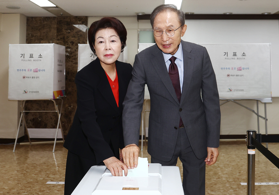 전국동시지방선거 투표하는 이명박 전 대통령 내외