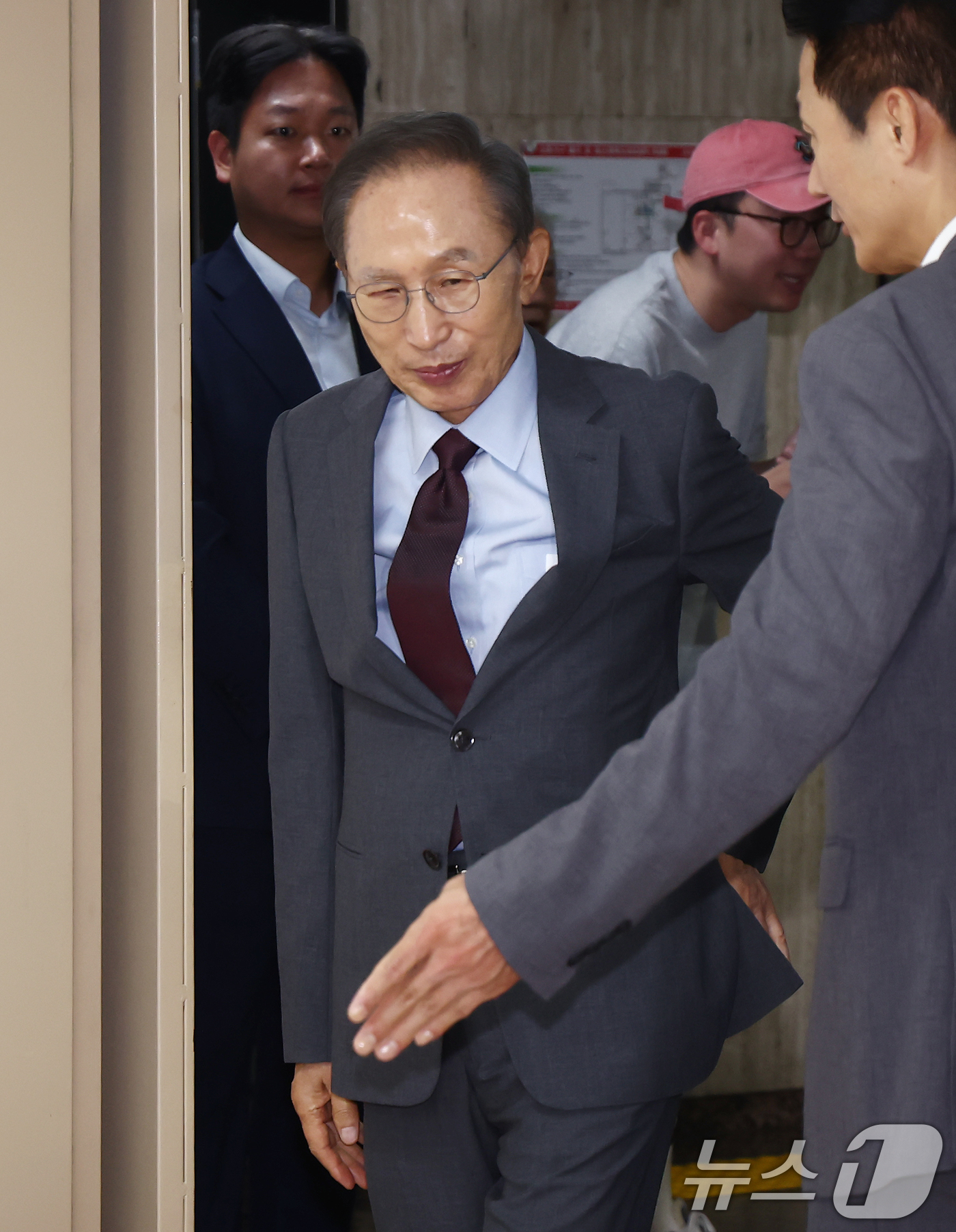 (서울=뉴스1) 김민지 기자 = 이명박 전 대통령이 3일 오전 서울 강남구 국민연금공단 서울남부지역본부에 마련된 제9회 전국동시지방선거 투표소에서 투표를 하기 위해 들어서고 있다. …