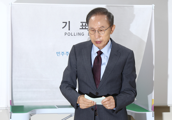 전국동시지방선거 투표하는 이명박 전 대통령