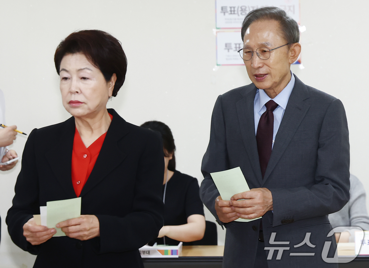 (서울=뉴스1) 김민지 기자 = 이명박 전 대통령과 부인 김윤옥 여사가 3일 오전 서울 강남구 국민연금공단 서울남부지역본부에 마련된 제9회 전국동시지방선거 투표소에서 투표를 하고 …