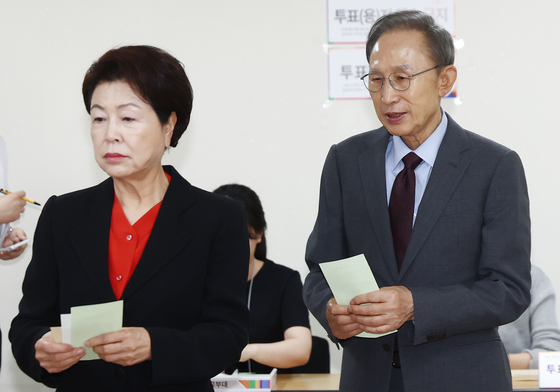 전국동시지방선거 투표소 찾은 이명박 전 대통령 내외