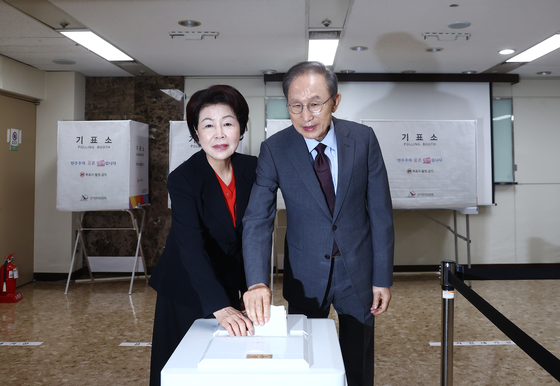 투표하는 이명박 전 대통령과 김윤옥 여사