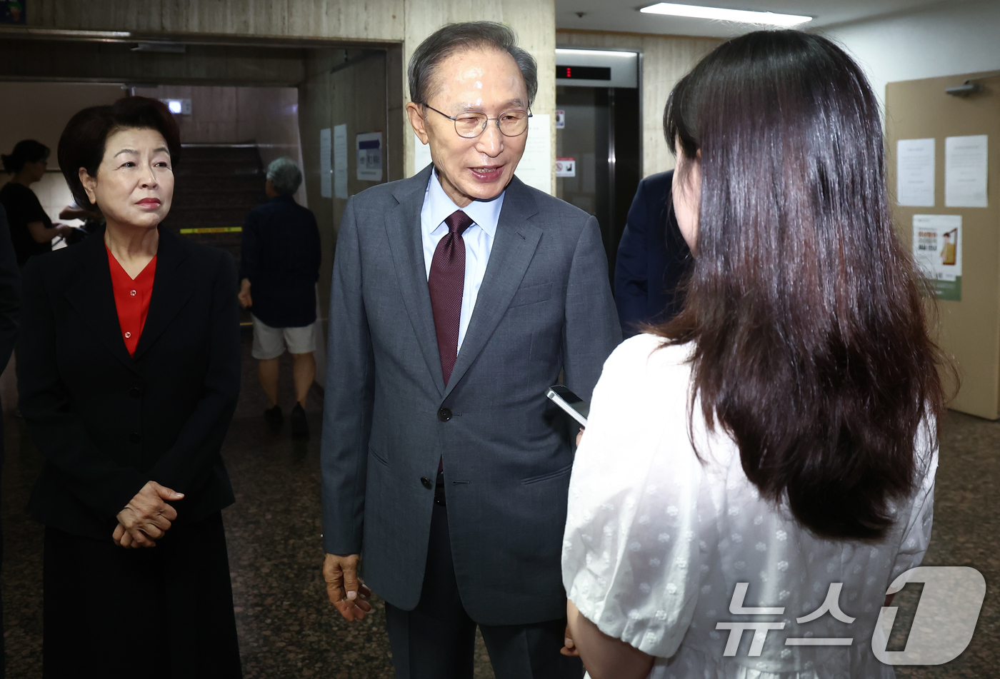 (서울=뉴스1) 김민지 기자 = 이명박 전 대통령이 3일 오전 서울 강남구 국민연금공단 서울남부지역본부에 마련된 제9회 전국동시지방선거 투표소에서 투표를 마치고 취재진 질의에 답변 …