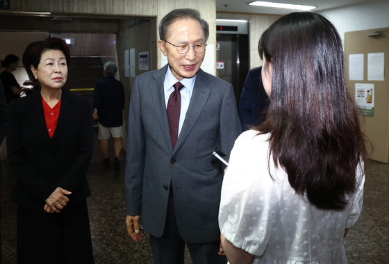 MB, 김윤옥 여사와 본투표…"많은 국민 선거 참여했으면"